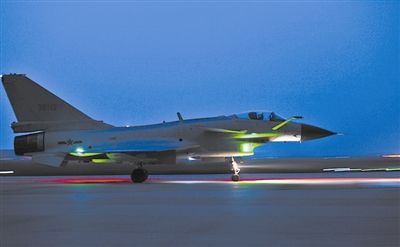 殲十“藍(lán)軍”飛行員駕機(jī)升空夜戰(zhàn)。本報(bào)特約通訊員 黃子岳攝