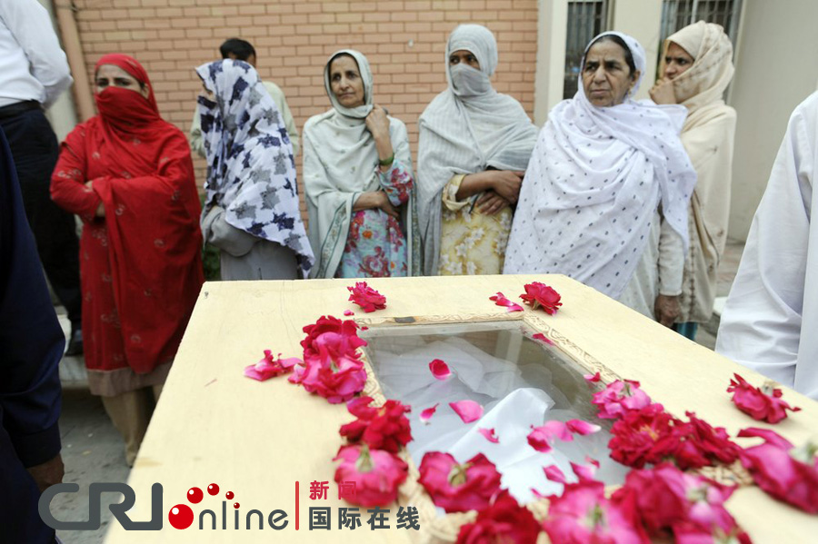 巴基斯坦空難遇難者親屬接收親人遺體