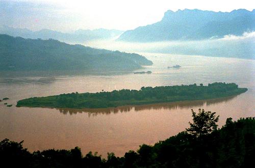 千秋三峽 世紀(jì)偉業(yè)——三峽工程見證新中國60年發(fā)展足跡 這是中堡島的原始地貌(資料照片)。三峽工程于1994年12月14日正式開工,工程采用分期導(dǎo)流方式,分三期進(jìn)行施工,以中堡島為分界點(diǎn)向兩側(cè)延伸,分別修建左岸和右岸大壩。 “截?cái)辔咨皆朴辏邖{出平湖”,隨著設(shè)計(jì)建設(shè)任務(wù)的如期完成,歷經(jīng)近17年的建設(shè),舉世矚目的三峽工程將一代偉人的豪邁設(shè)想變?yōu)楝F(xiàn)實(shí)。承載著共和國水利輝煌夢想的三峽工程,鑄就了惠及千秋的民生水利。 三峽工程凝聚了幾代中央領(lǐng)導(dǎo)集體和全國人民的智慧與力量。1978年至1988年,三峽工程基本完成了建設(shè)的決策準(zhǔn)備;1988年至1998年,三峽工程正式開工并實(shí)現(xiàn)大江截流;1998年至2008年,三峽樞紐主體工程、輸變電工程和移民工作基本完成,三峽水庫實(shí)現(xiàn)了175米蓄水的最終目標(biāo)條件,使夢想變?yōu)楝F(xiàn)實(shí)。 新華社發(fā)